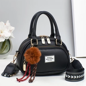 Schicke schwarze Handtasche mit Litschi-Muster, Plüsch-Anhänger und gemustertem Gurt