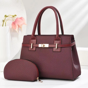 Set borsa a mano bordeaux testurizzata con hardware dorato e pochette piccola abbinata