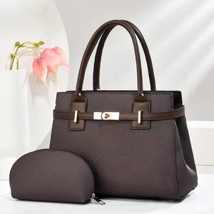 Dettaglio della borsa tote marrone testurizzata con pochette coordinata e chiusura dorata