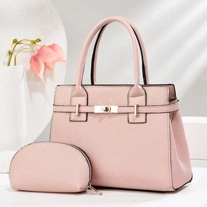 Dettaglio del set di borse rosa in pelle martellata con finiture in metallo dorato