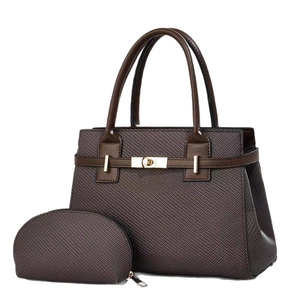 Borsa a mano strutturata marrone scuro con pochette coordinata e finiture in oro opaco