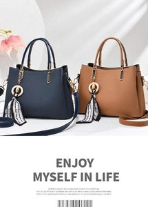 Détails de sacs à main tressés en bleu marine et marron avec foulard et finitions dorées