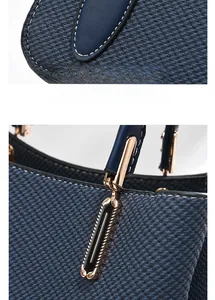 Détails de la texture tissée bleue et garniture dorée sur un sac à main style chinois