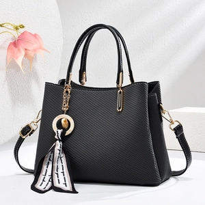 Sac à Main Femme Nouveau Style Chinois Cuir PU Texture Tissée Sac à Bandoulière Élégant de Banlieue avec Pendentif Foulard