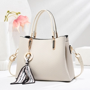 Sac à main élégant blanc cassé à texture tissée avec foulard et bandoulière pour femmes