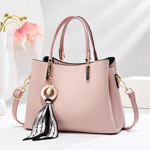 Sac à main rose élégant pour femmes avec motif matelassé et breloque en foulard de soie