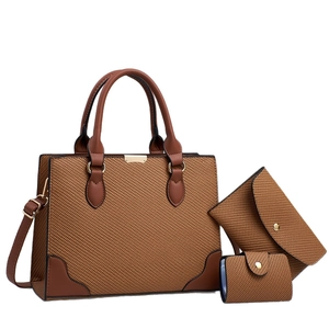 Set borse marroni intrecciate da 3 pezzi con pochette e porta carte coordinati