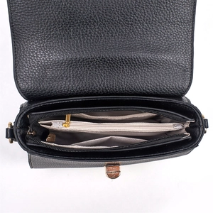 Detailansicht der schwarzen Handtasche aus genarbtem Leder mit mehreren Innenfächern