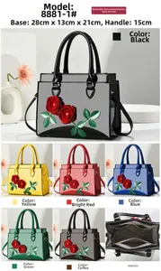 Vue détaillée des compartiments internes de ce sac à main en cuir verni avec rose 3D