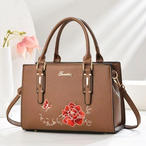 Braune Handtasche aus Litschi-Leder mit roter Pfingstrosen- und Schmetterlingsstickerei