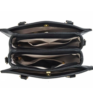 Detailansicht der schwarzen Handtasche mit drei Fächern und weichem Textilfutter