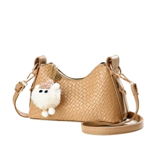 Borsa a tracolla in pelle PU intrecciata marrone chiaro con ciondolo di peluche