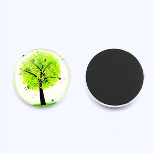 Détail recto-verso d'un aimant de frigo en verre de 30mm avec motif d'arbre verdoyant