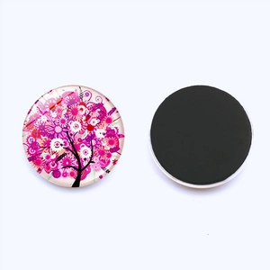 Détail du magnet en verre 30mm avec arbre fleuri rose et face arrière magnétique noire