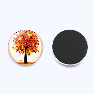 Vue détaillée de l'illustration d'arbre et du dos magnétique noir de l'aimant de réfrigérateur