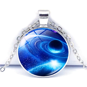 Dettaglio ravvicinato della collana con ciondolo cabochon in vetro e pianeta blu