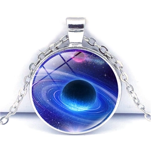 Vista macro della collana con ciondolo pianeta cosmico in vetro e catena argento