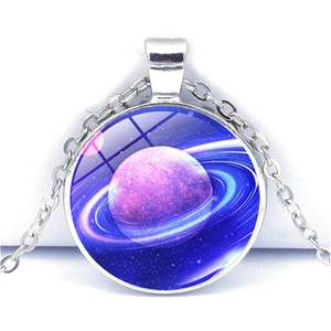 Dettaglio macro della collana con pendente pianeta cosmico con cupola in vetro e catena