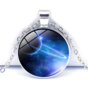 Dettaglio della collana con ciondolo galassia argentata e cupola in vetro con nebulosa blu