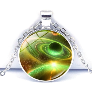 Dettaglio della collana d'argento con ciondolo a cupola in vetro galassia verde e pianeta