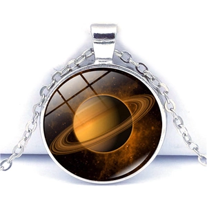 Vista macro della collana pianeta argento con ciondolo Saturno sotto vetro cabochon