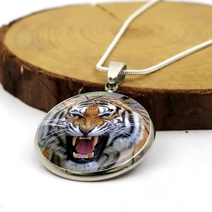 Collana con ciondolo a testa di tigre argentata con immagine di tigre su legno
