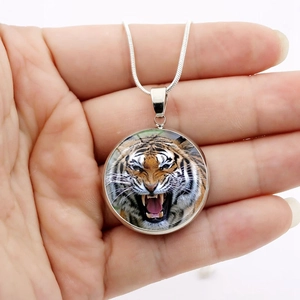 Collana d'argento con pendente tondo in vetro e grafica realistica di una tigre
