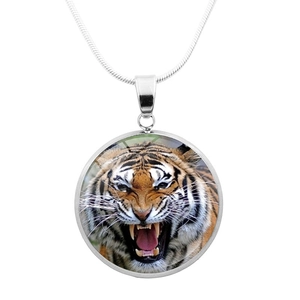 Dettaglio della collana con ciondolo a testa di tigre argento e motivo di tigre realistico
