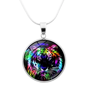 Dettaglio della collana d'argento con testa di tigre neon colorata su ciondolo rotondo