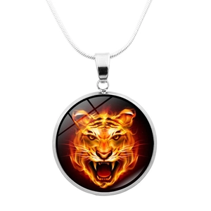 Dettaglio della collana con pendente a tigre in vetro e catena a serpente argentata su bianco
