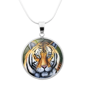 Dettaglio macro della collana con pendente testa di tigre e cabochon in vetro