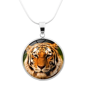 Dettaglio del ciondolo a testa di tigre argento con foto realistica sotto vetro tondo