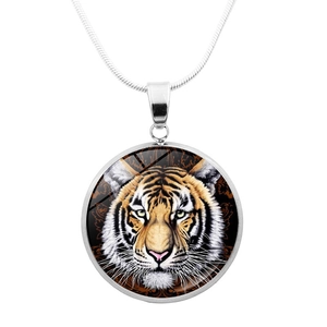 Primo piano dettagliato del ciondolo a cabochon in vetro con testa di tigre argento