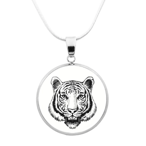 Dettaglio macro del ciondolo tondo argentato con illustrazione della testa di tigre in bianco e nero