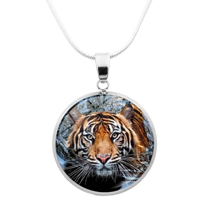 Dettaglio della collana a catena serpente d'argento con pendente testa di tigre