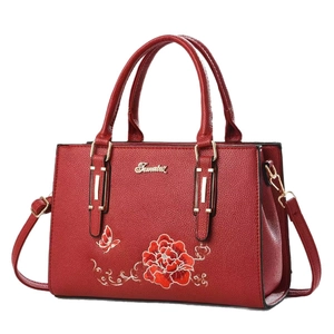 Rote Luxus-Handtasche mit Blumenstickerei und goldenen Metallbeschlägen aus Leder