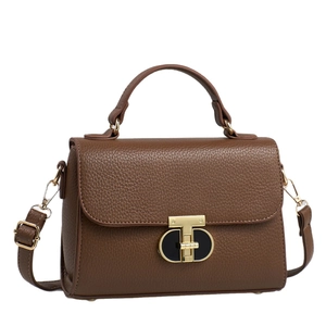 Braune Schultertasche aus genarbtem Leder mit goldener T-Schließe und Gurt