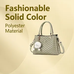 Sac fourre-tout chic vert clair avec motif monogramme et pendentif boule en peluche