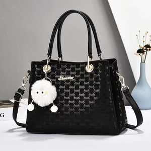 Grand cabas français noir avec logo doré, texture embossée et charm peluche mignon