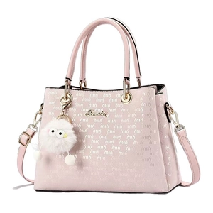 Sac cabas en cuir matelassé rose avec motif embossé et breloque peluche monstre