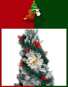 Detail van besneeuwde kerstslinger met rode bessen, gouden bloemen en zilveren kerstballen
