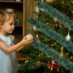 Üppige dunkelgrüne Weihnachtsgirlande mit weißen Akzenten für festliche Dekoration
