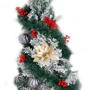Weihnachtsgirlande mit Kunstschnee, roten Beeren, silbernen Kugeln und goldener Seidenblume