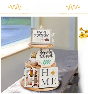 Detalle de bandeja de madera de varios niveles con adornos rústicos y carteles decorativos