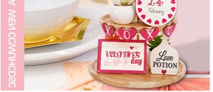 Detalle de bandeja de madera escalonada con Love Potion y adornos de 14 de febrero