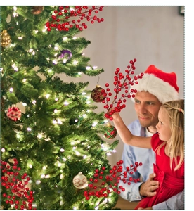 Leuchtend rote künstliche Beerenstiele für festliche Weihnachtsbaumdekoration und Bastelarbeiten.