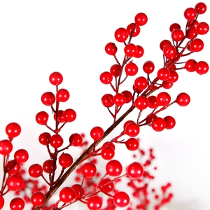 Detailaufnahme lebensechter künstlicher roter Weihnachtsbeeren-Stiele für Deko
