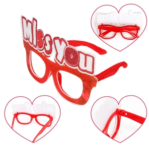 Gafas de fiesta rojas de corazón con letras Miss You y vistas detalladas del diseño