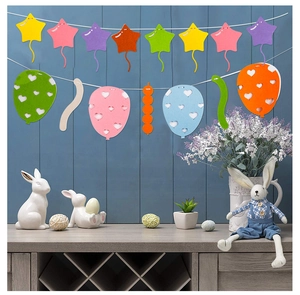 Dettaglio di ghirlande colorate in feltro con stelle e palloncini per festa di compleanno