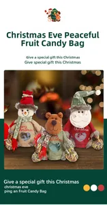 Detalle de bolsas de regalo de Navidad con Papá Noel y Reno y ventanas de corazón